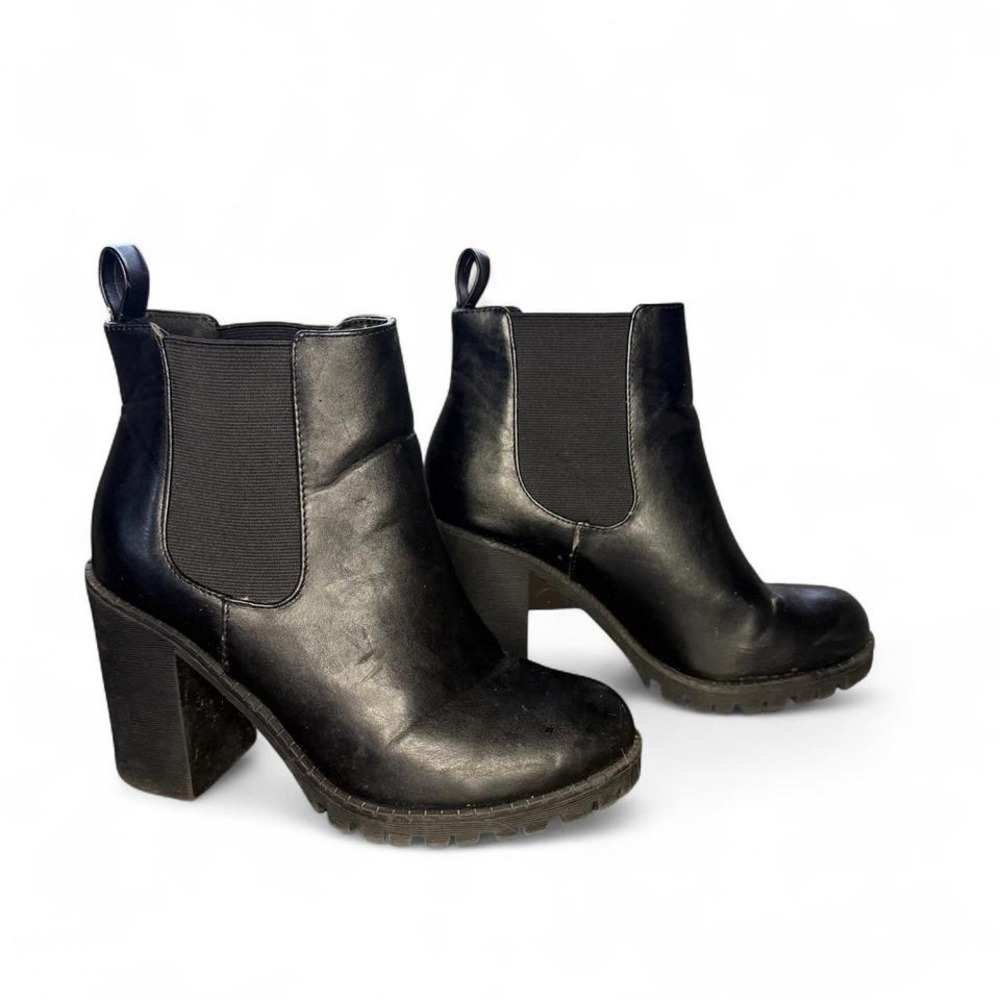Black ankle boots with a heel size 7